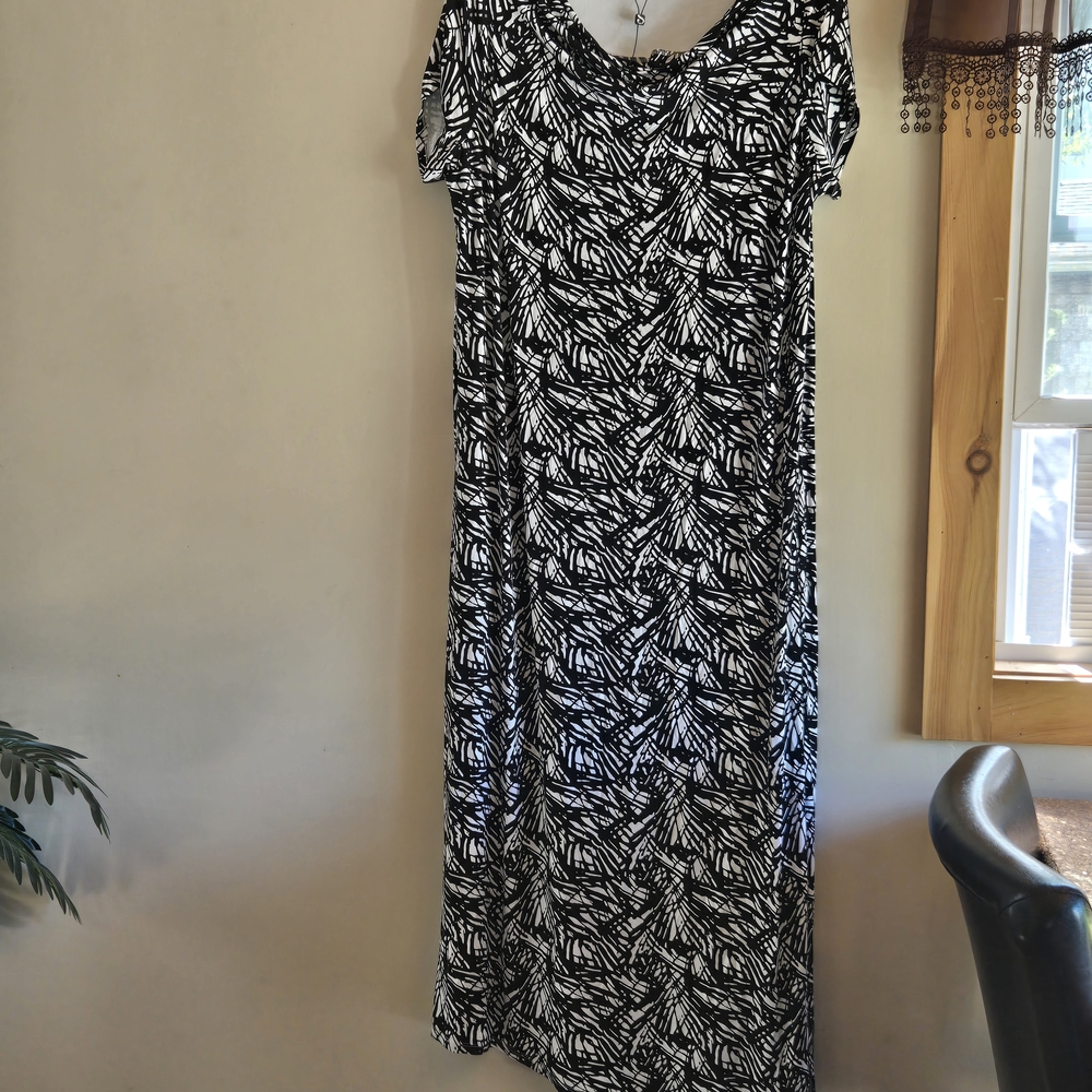 Elegant Black and White Leaf Print Dress